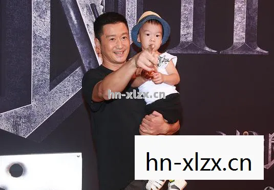 谢楠晒吴京与儿子片场照,父子同框,温馨满满 谢楠晒吴京与儿子片场照,父子同框,温馨满满