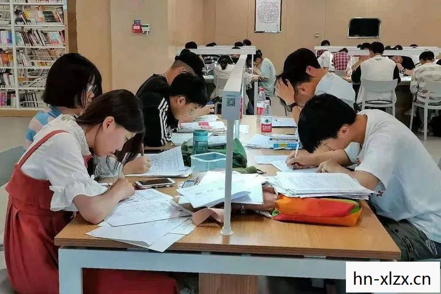 女孩与机器人图片