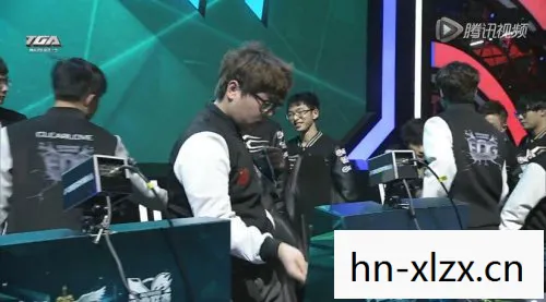 EDG vs Snake图片