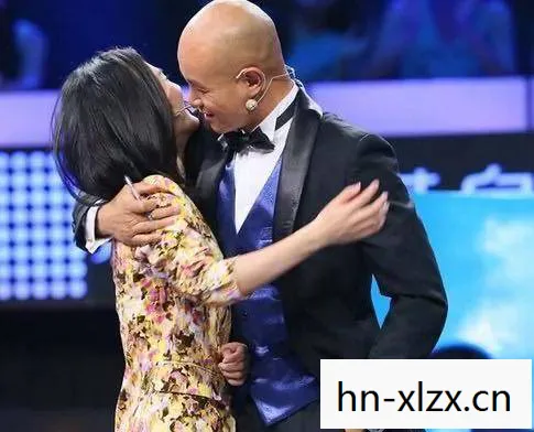 主持人上台前都背台词，小撒摇起来了
