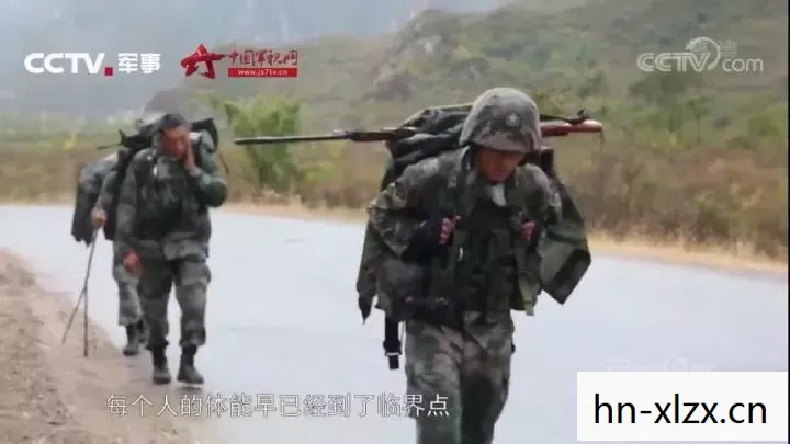 探索特种部队背后的故事，挑战极限，铸就坚韧
