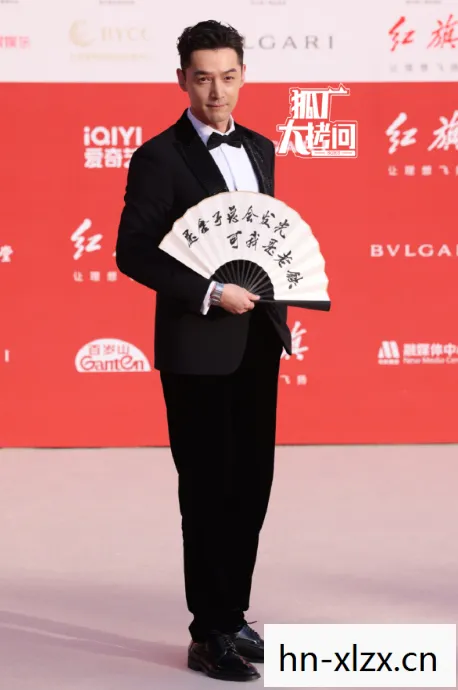 胡歌推着游本昌走红毯图片