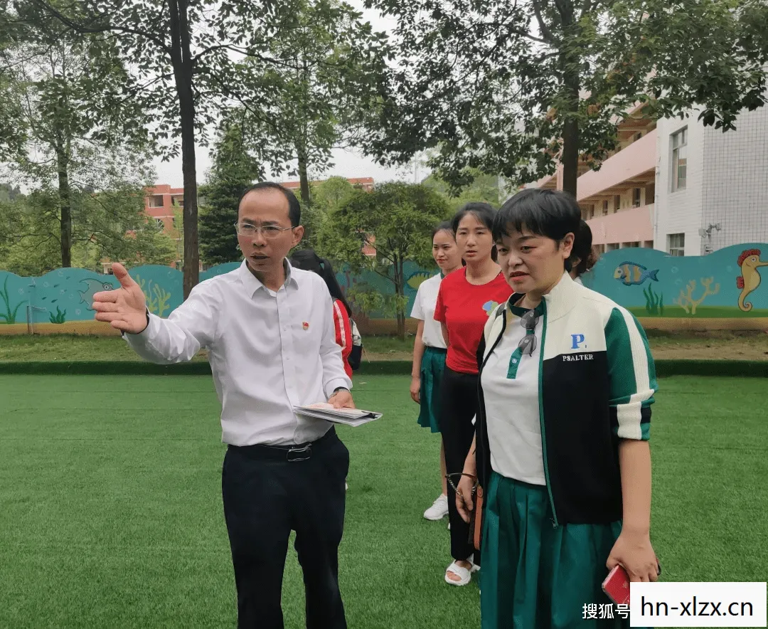 携手共进的奇妙旅程图片