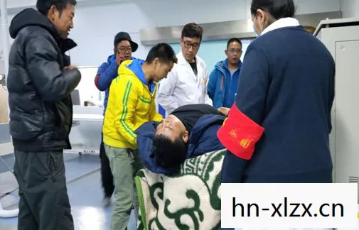 医生抢救男主的视频，医生救睡着男子，一场深夜的紧急救援