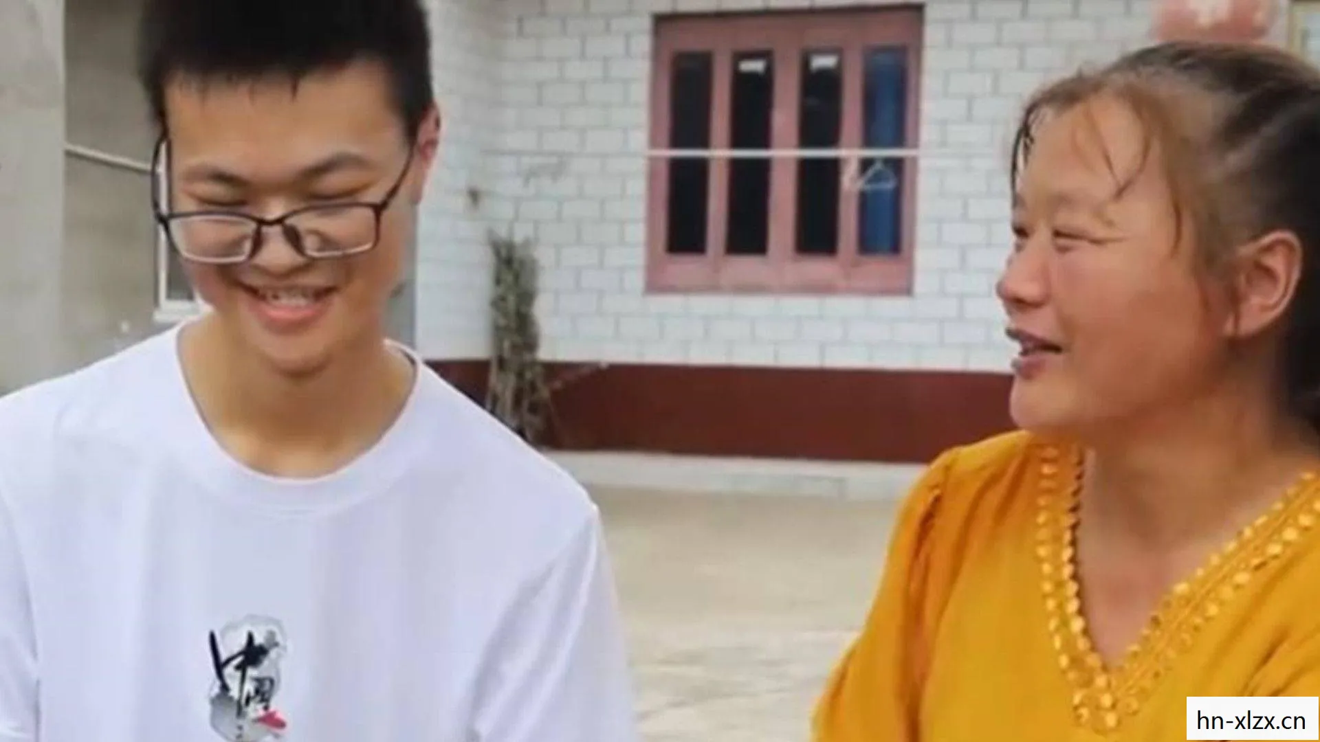 姐弟考上清华北大，三姐弟两人考入清华，男孩的回应让人感动