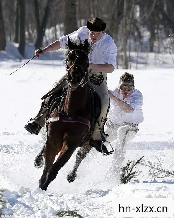 男孩雪天骑马吃米线的图片图片